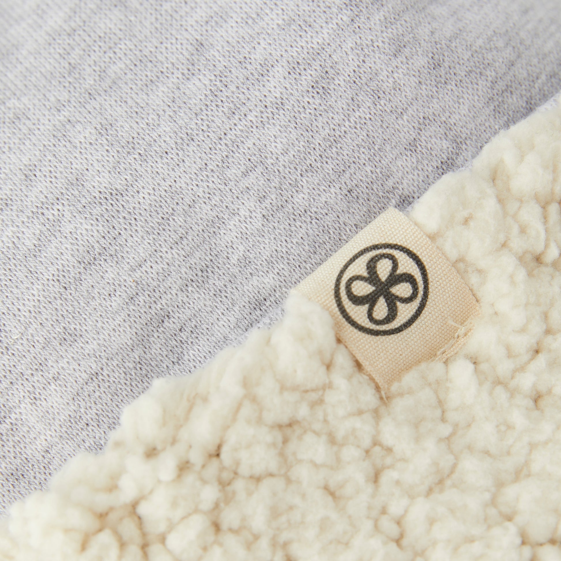 Details - Teddy muts grijs