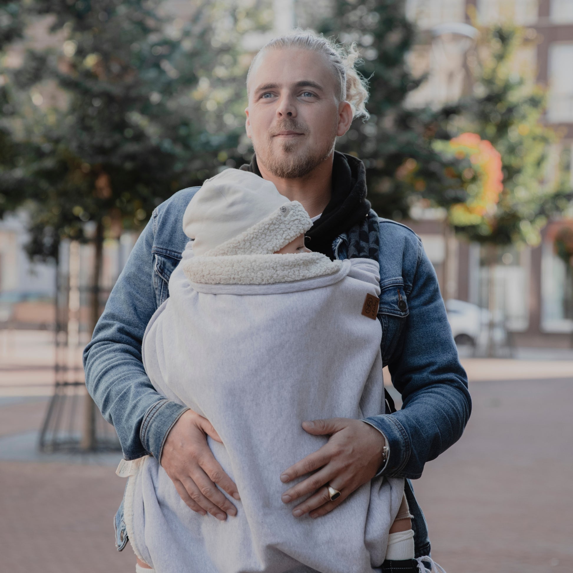 Teddydeken over baby in draagzak, Grijs