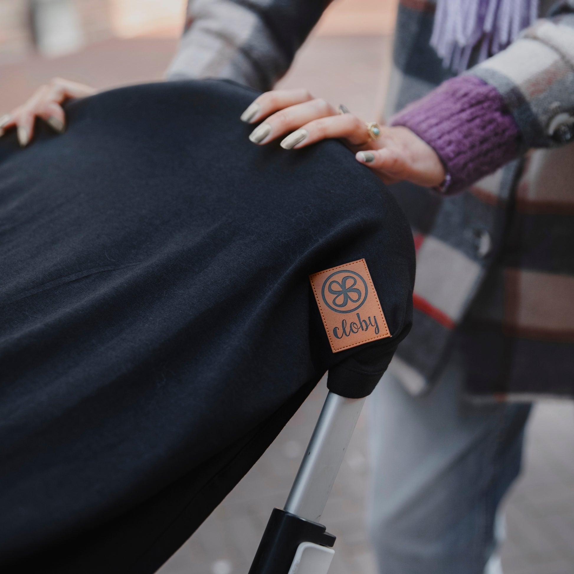 Zwarte zonbeschermingsdeken over kinderwagen - Cloby