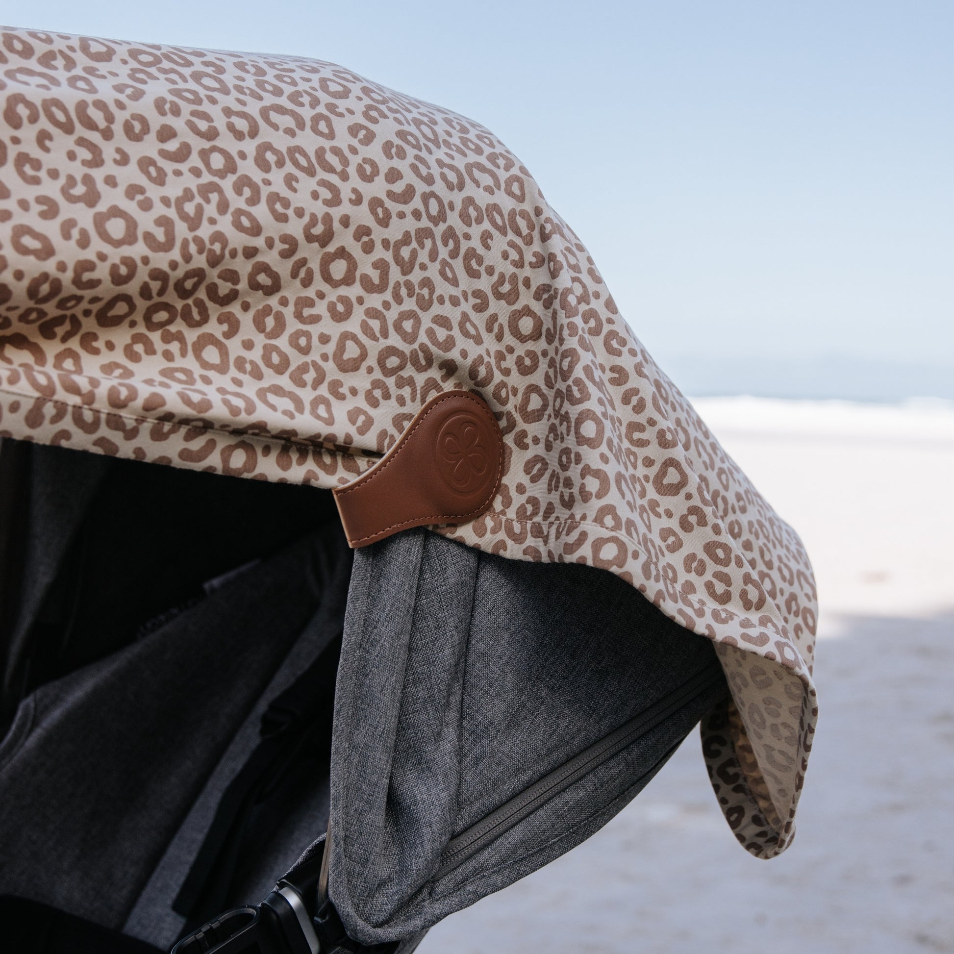Leopard Brown - Zonbeschermingsdoek op kinderwagen