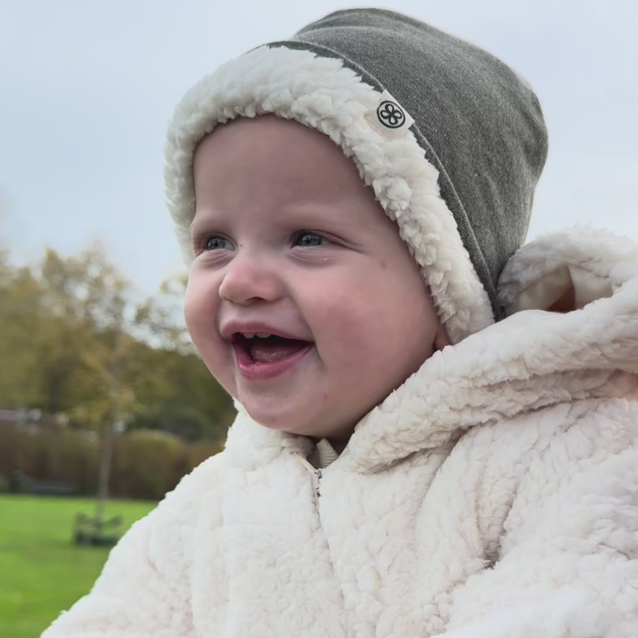 Video laden: Teddy muts in Forest Green (Reversible)