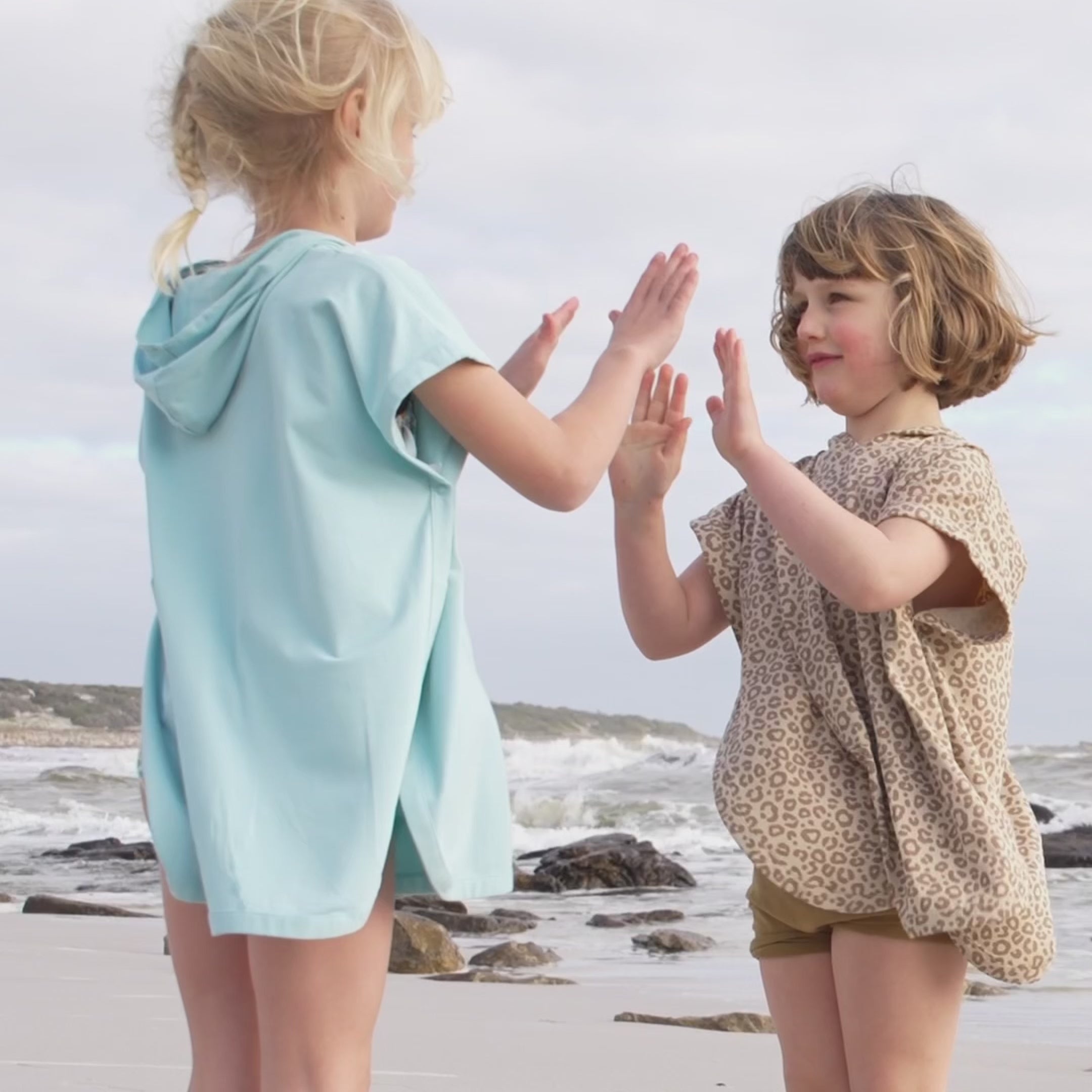 Cargar vídeo: Poncho UV en Sea Blue – UPF 50+