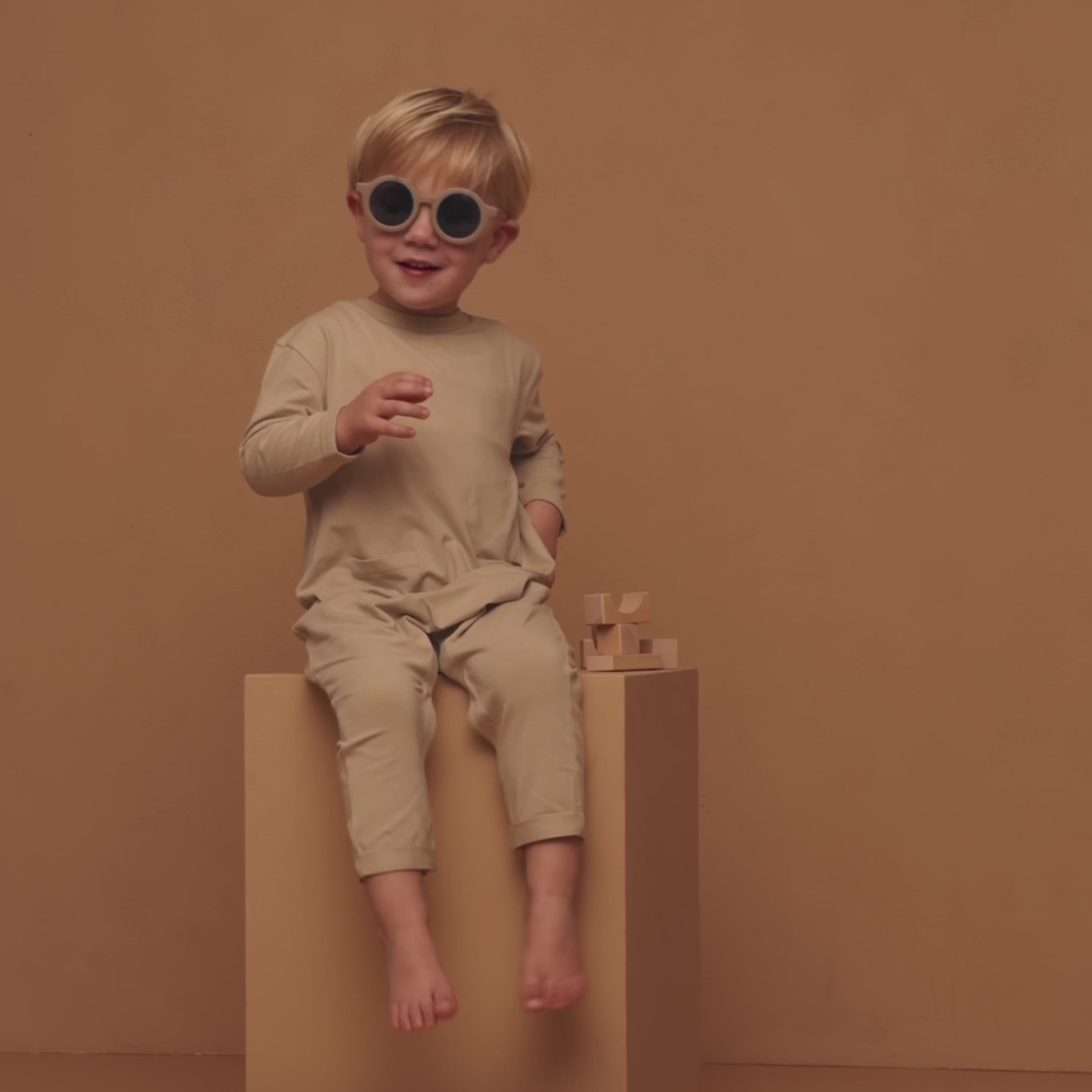 Video laden: Onesie in Sandy Beach – UPF 50+