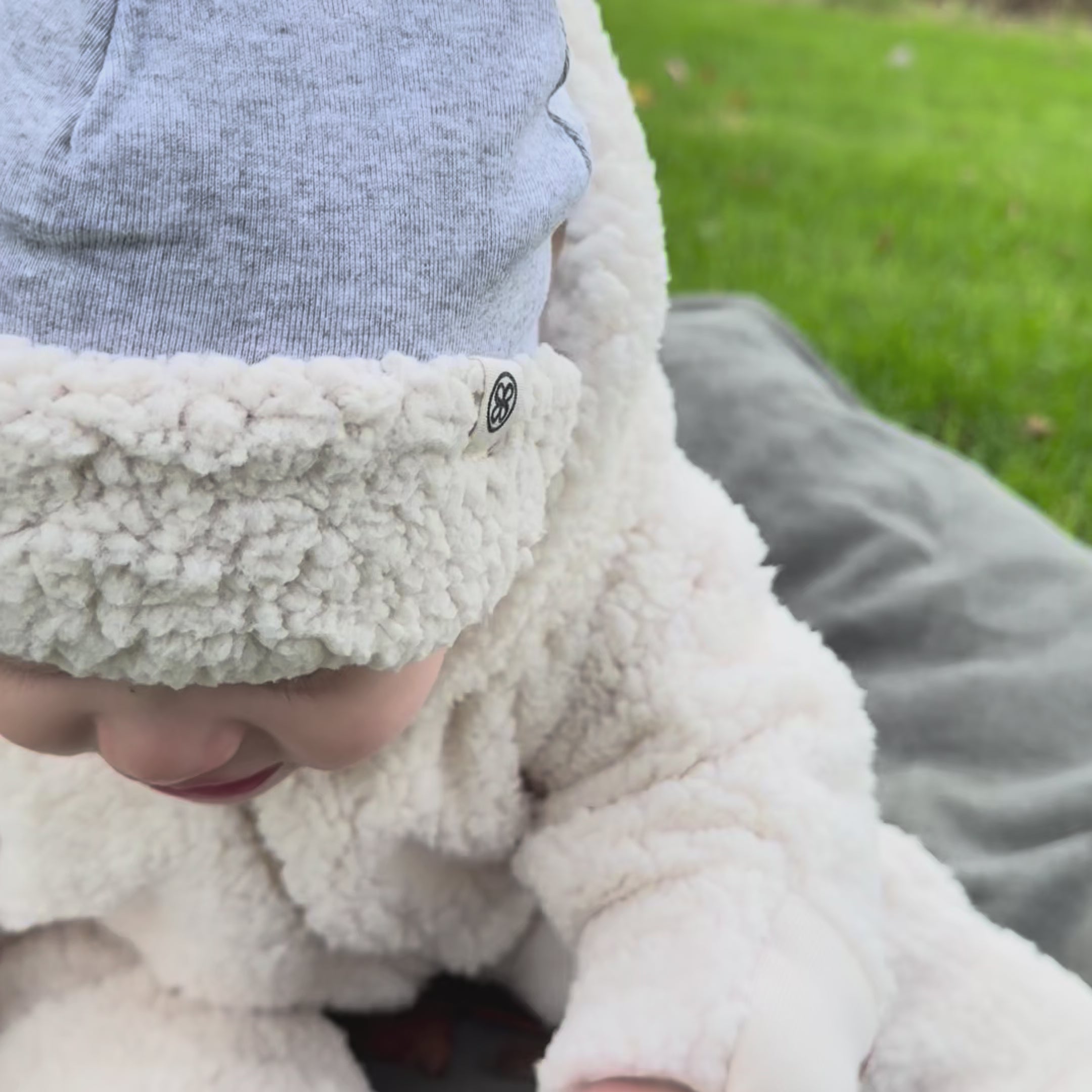Cargar vídeo: Gorro Teddy en Grey (Reversible)