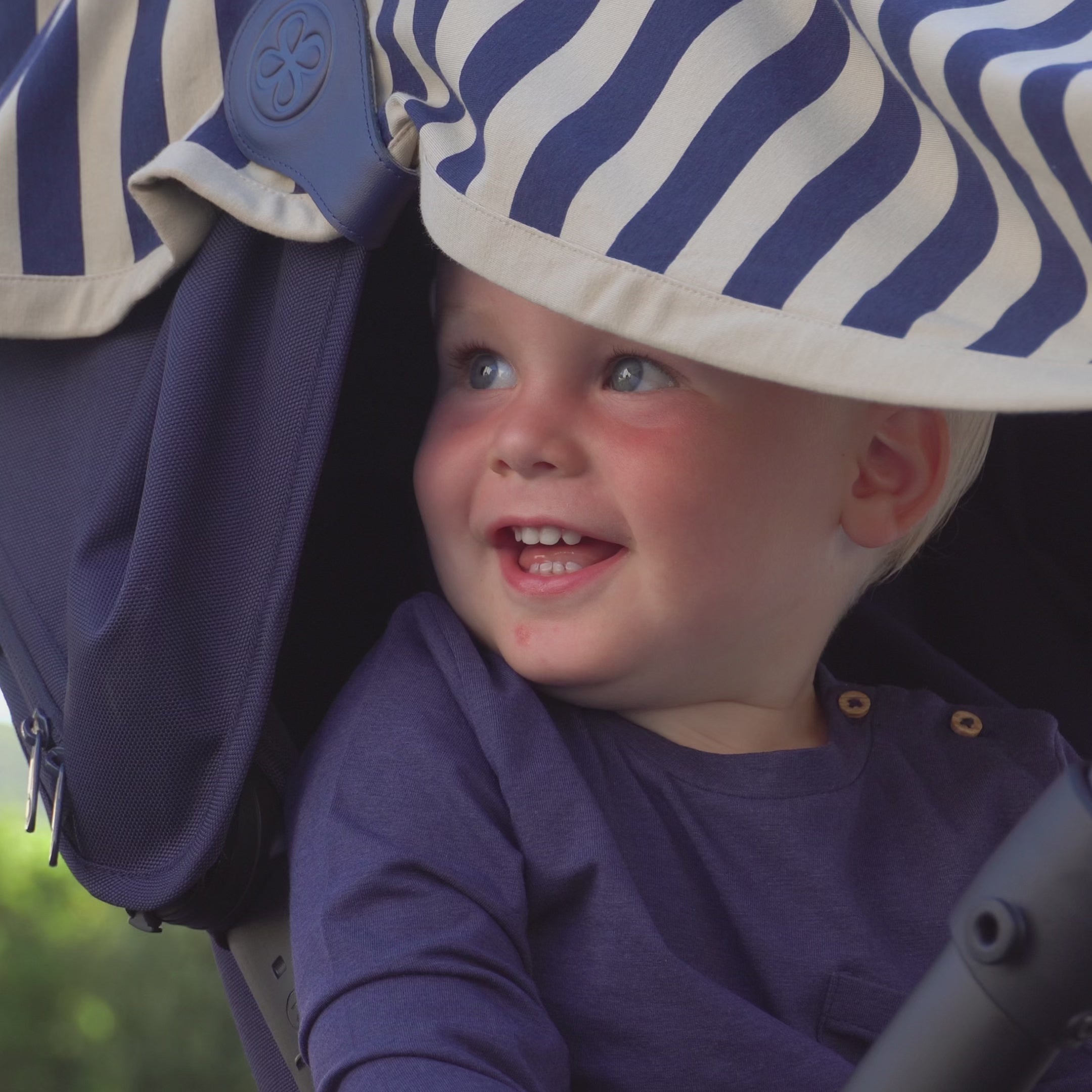 Video laden: UV-Decke in Navy/Sandy Stripe – UPF 50+