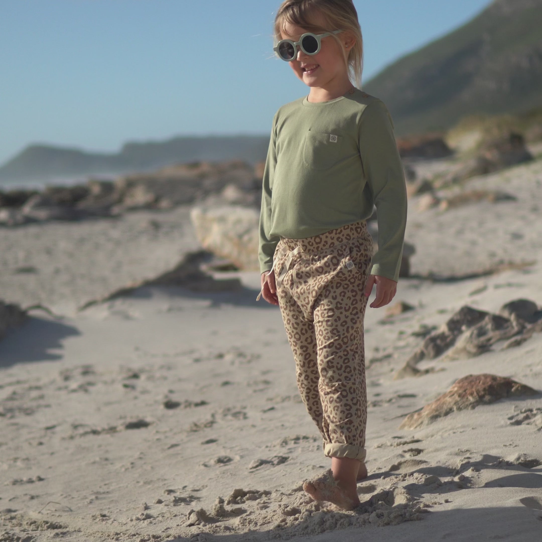Video laden: Jogginghose in Leopard Brown – UPF 50+