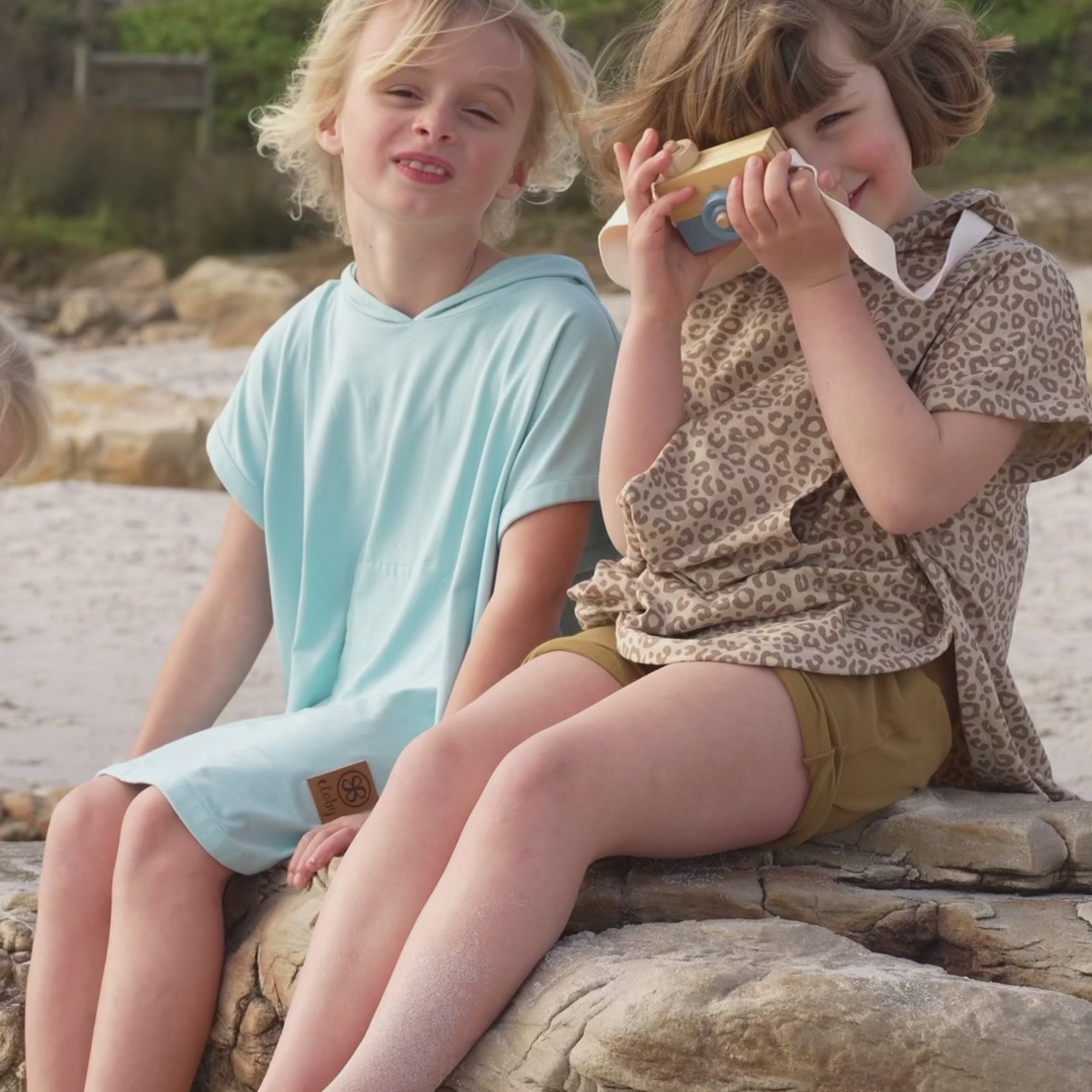 Video laden: UV-Poncho in Leopard Brown – UPF 50+