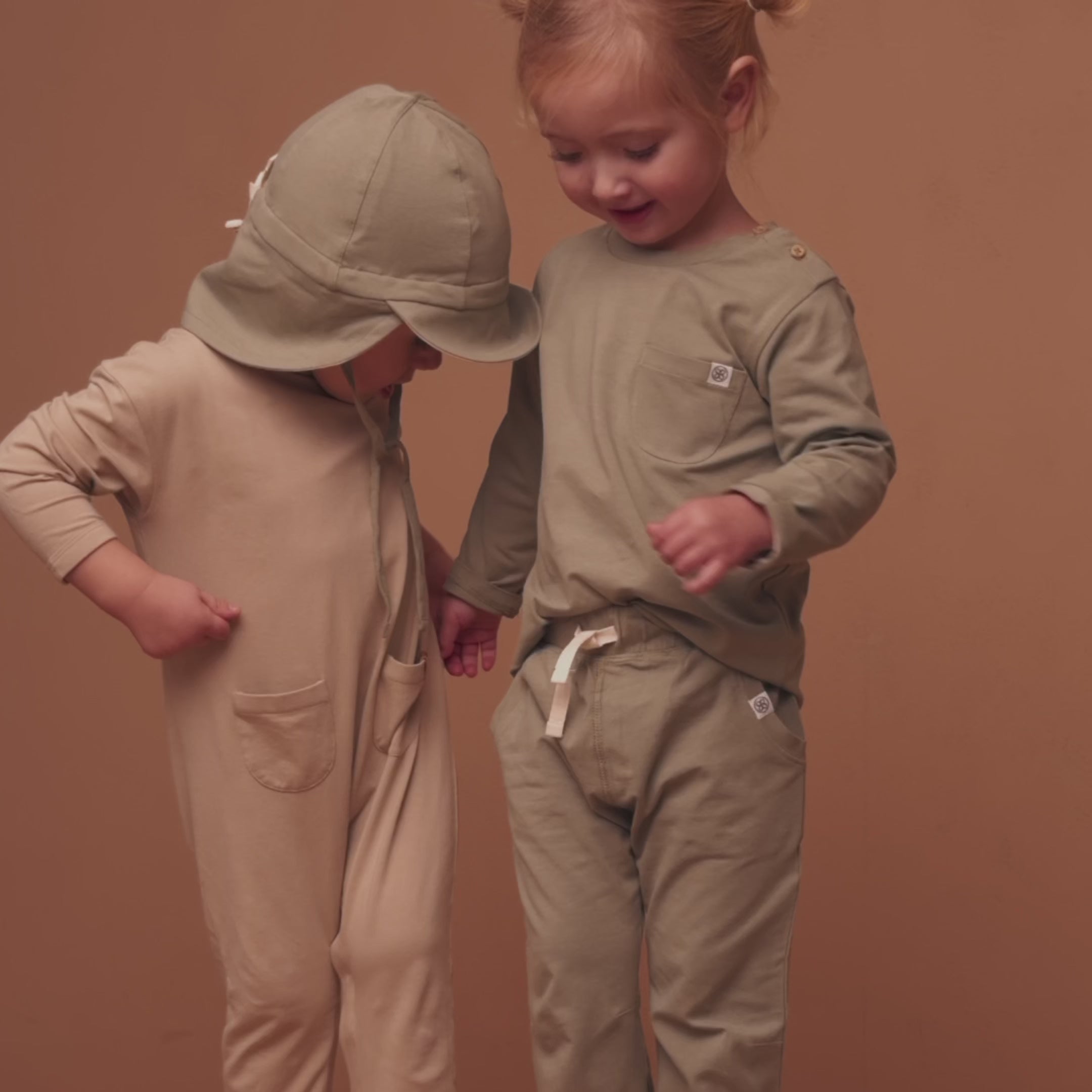 Video laden: Langarmshirt in Olive Green – UPF 50+