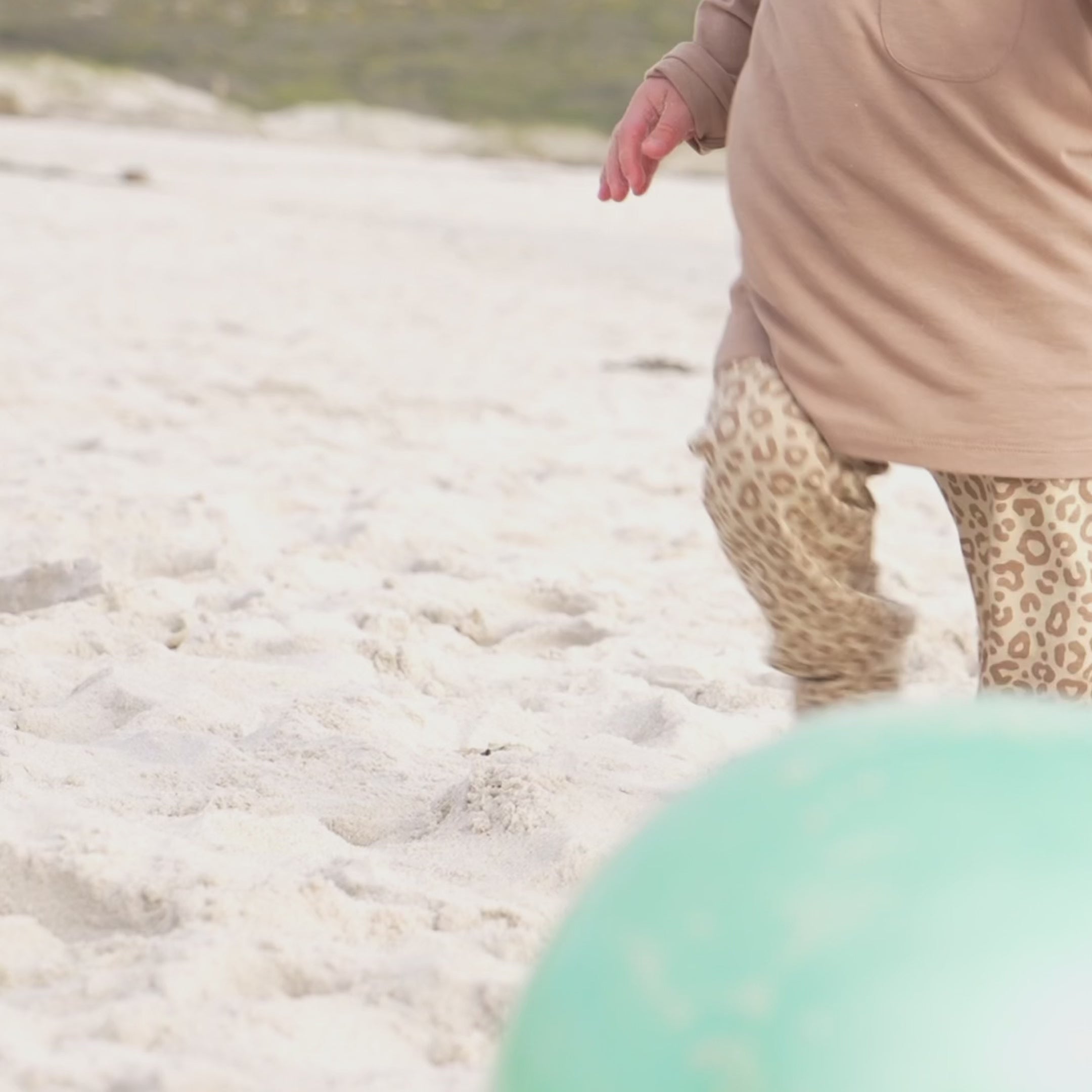 Video laden: Jogginghose in Leopard Brown – UPF 50+