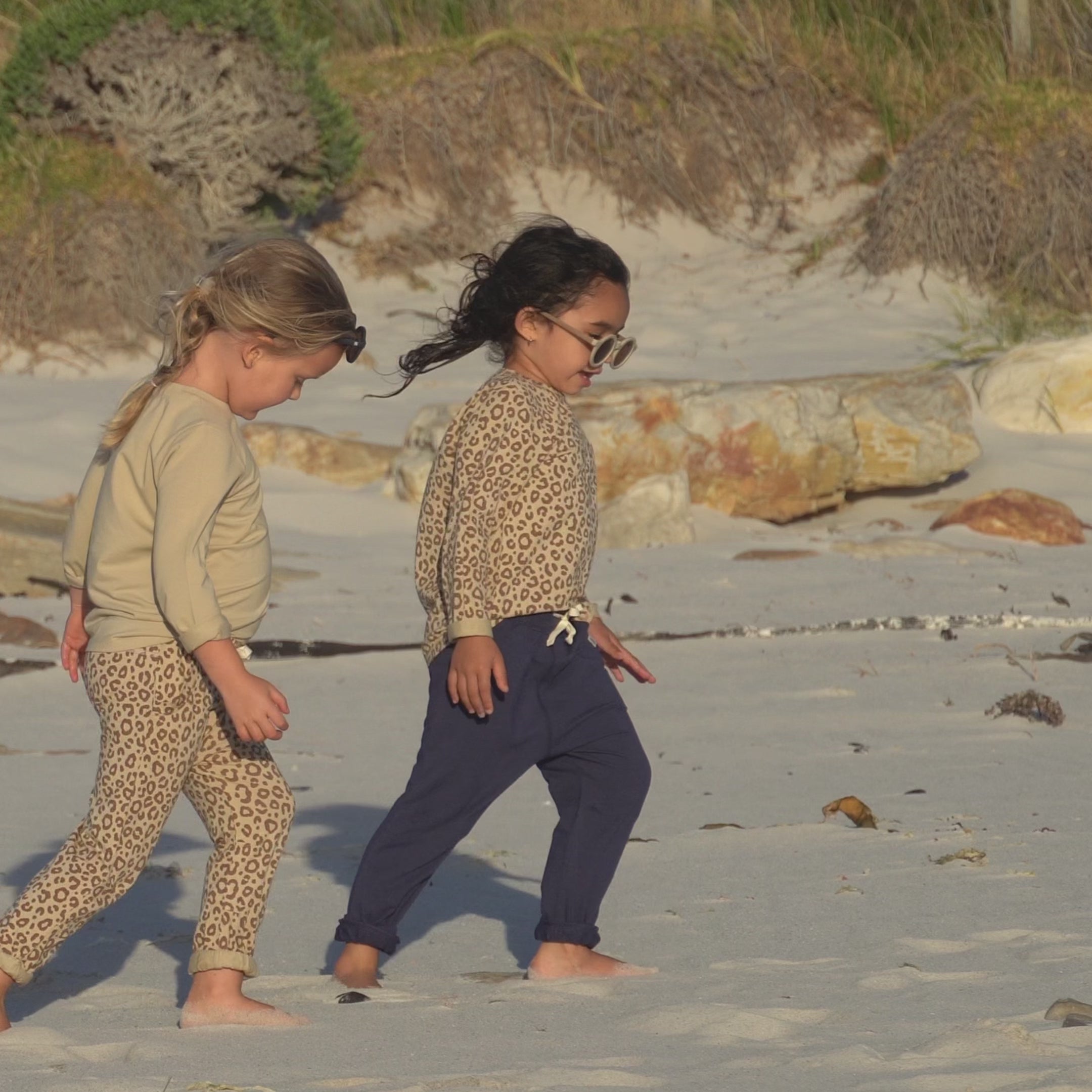 Video laden: Longsleeve in Leopard Brown – UPF 50+