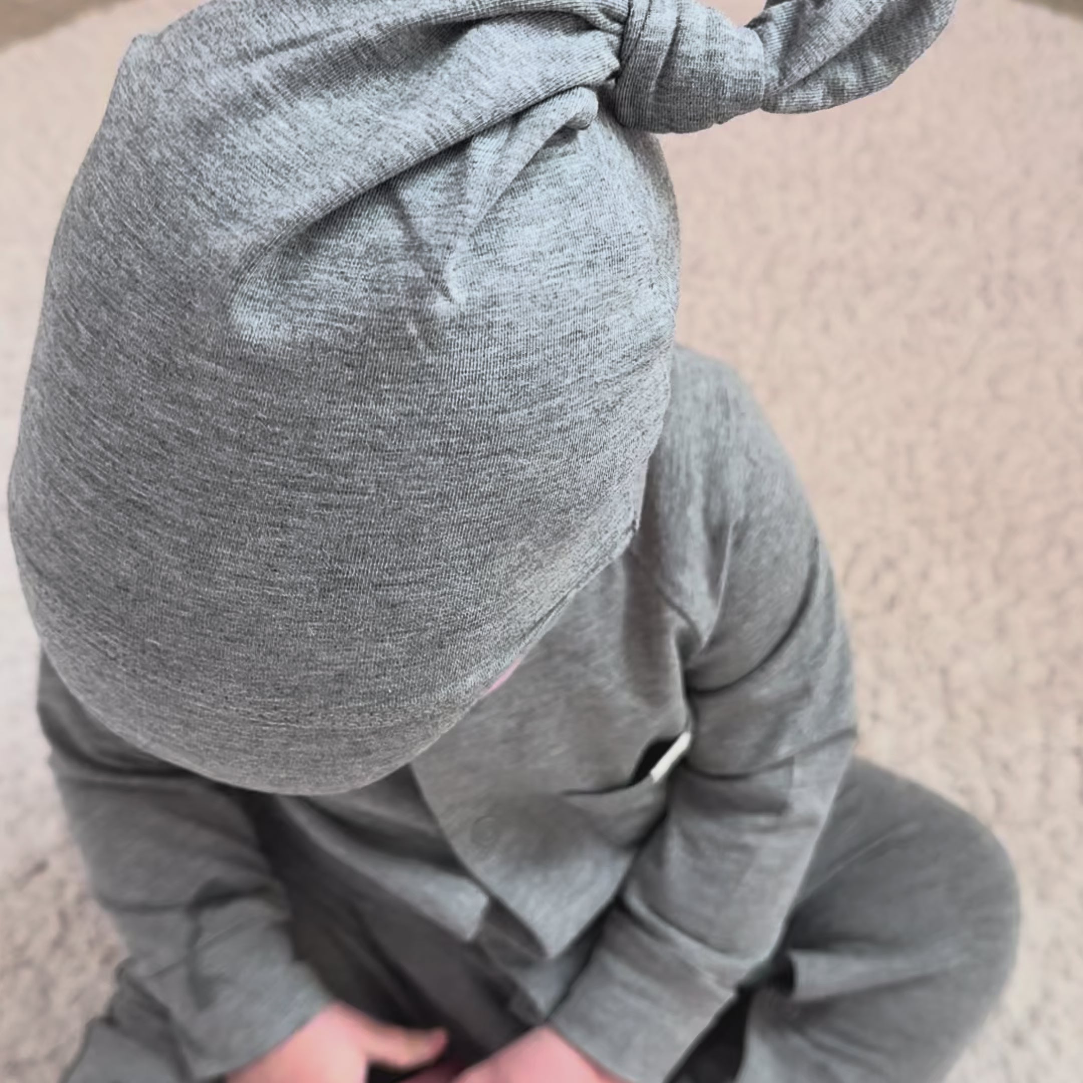 Video laden: Beanie Knoten in Stone Grey – UPF 50+