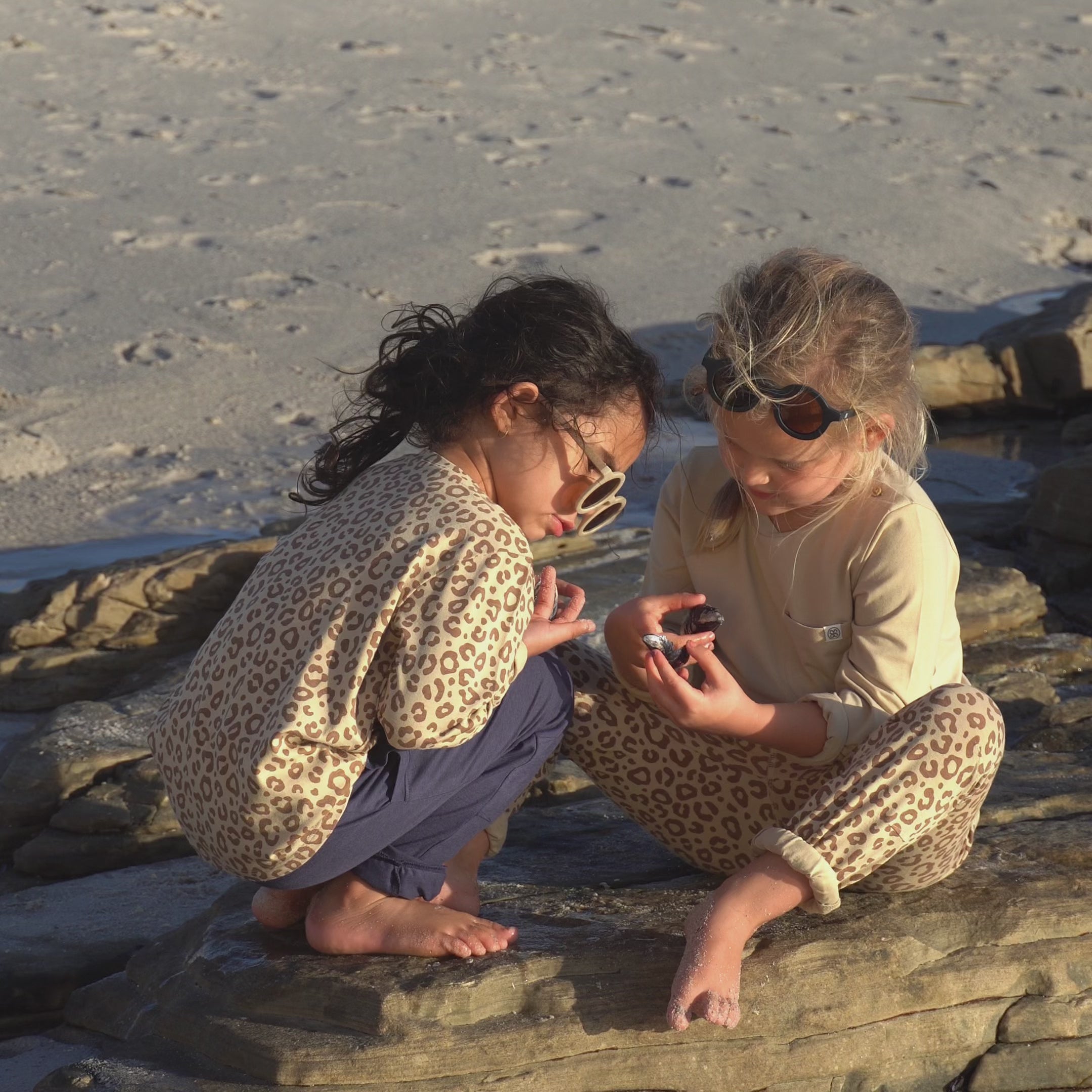 Video laden: Longsleeve in Leopard Brown – UPF 50+