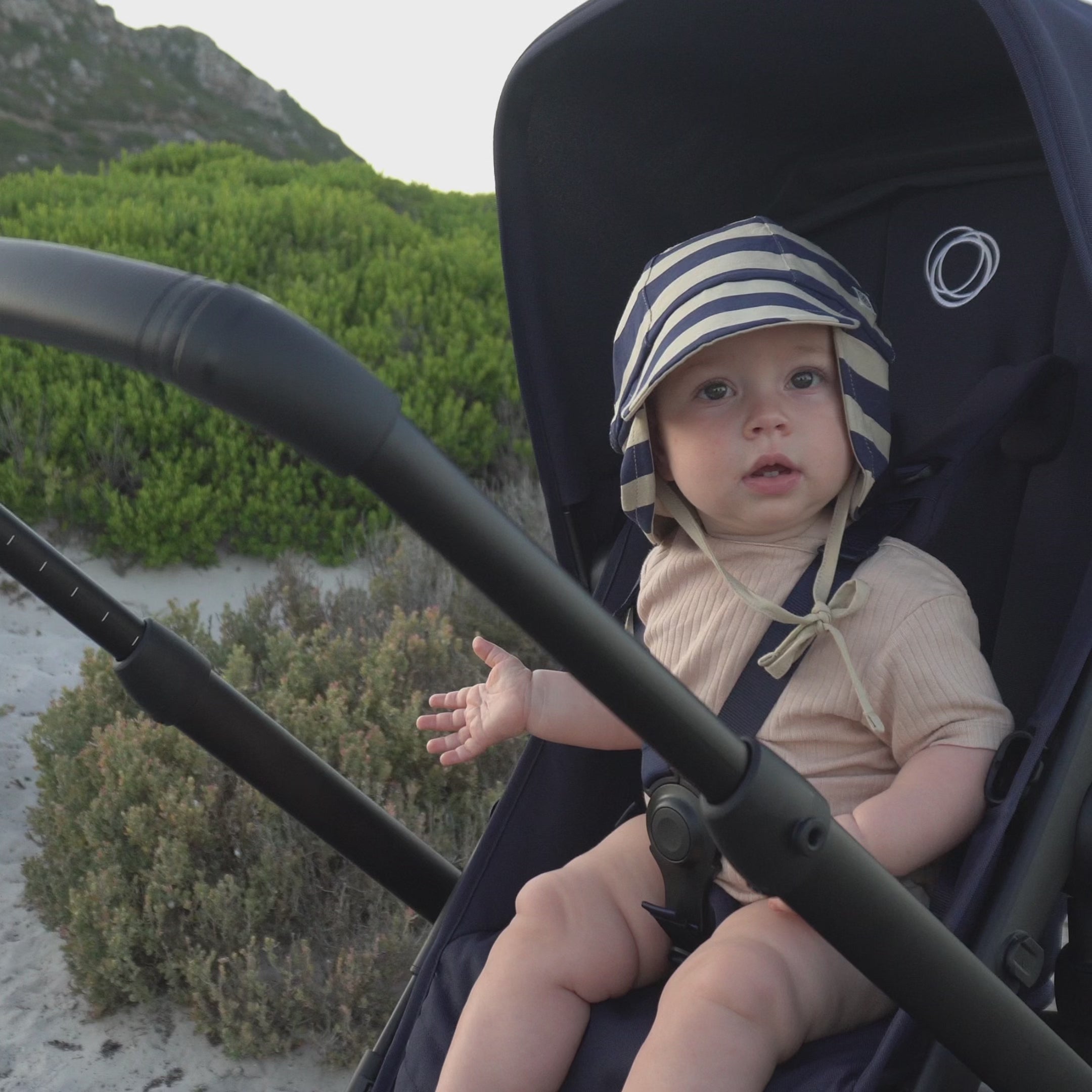 Video laden: Sonnenhut in Navy Stripe – UPF 50+
