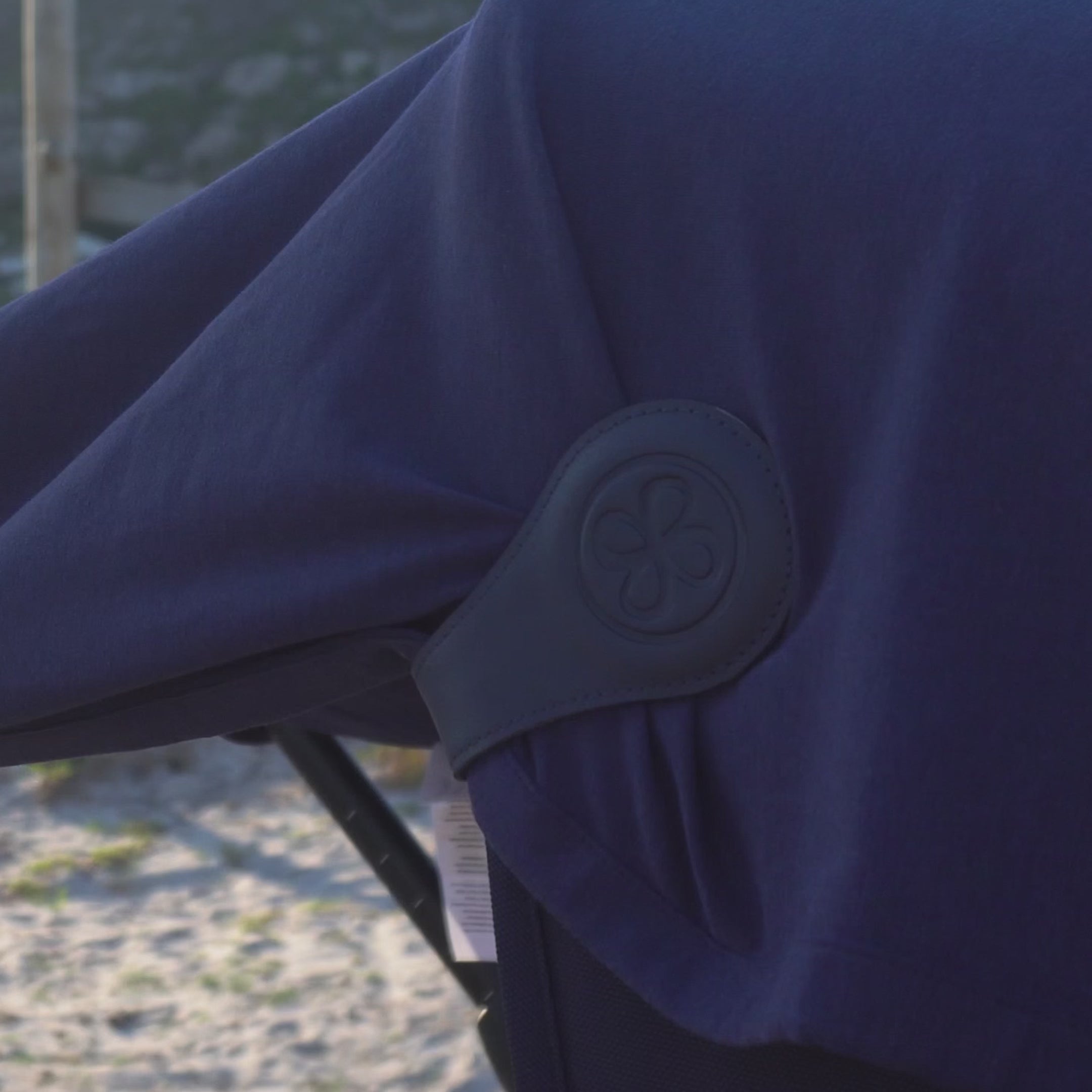Video laden: Magnetclips – Navy (Leder)