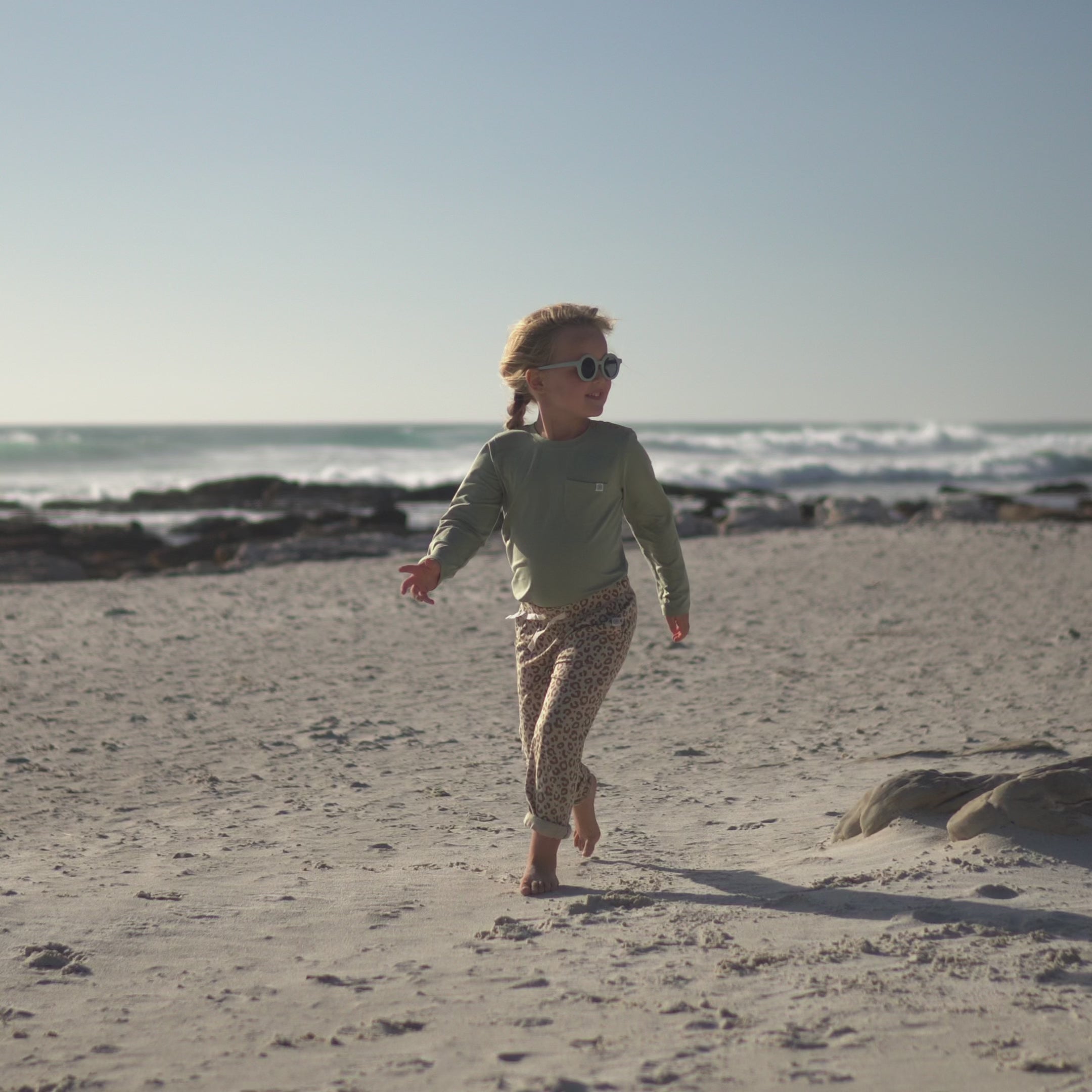 Video laden: Langarmshirt in Olive Green – UPF 50+