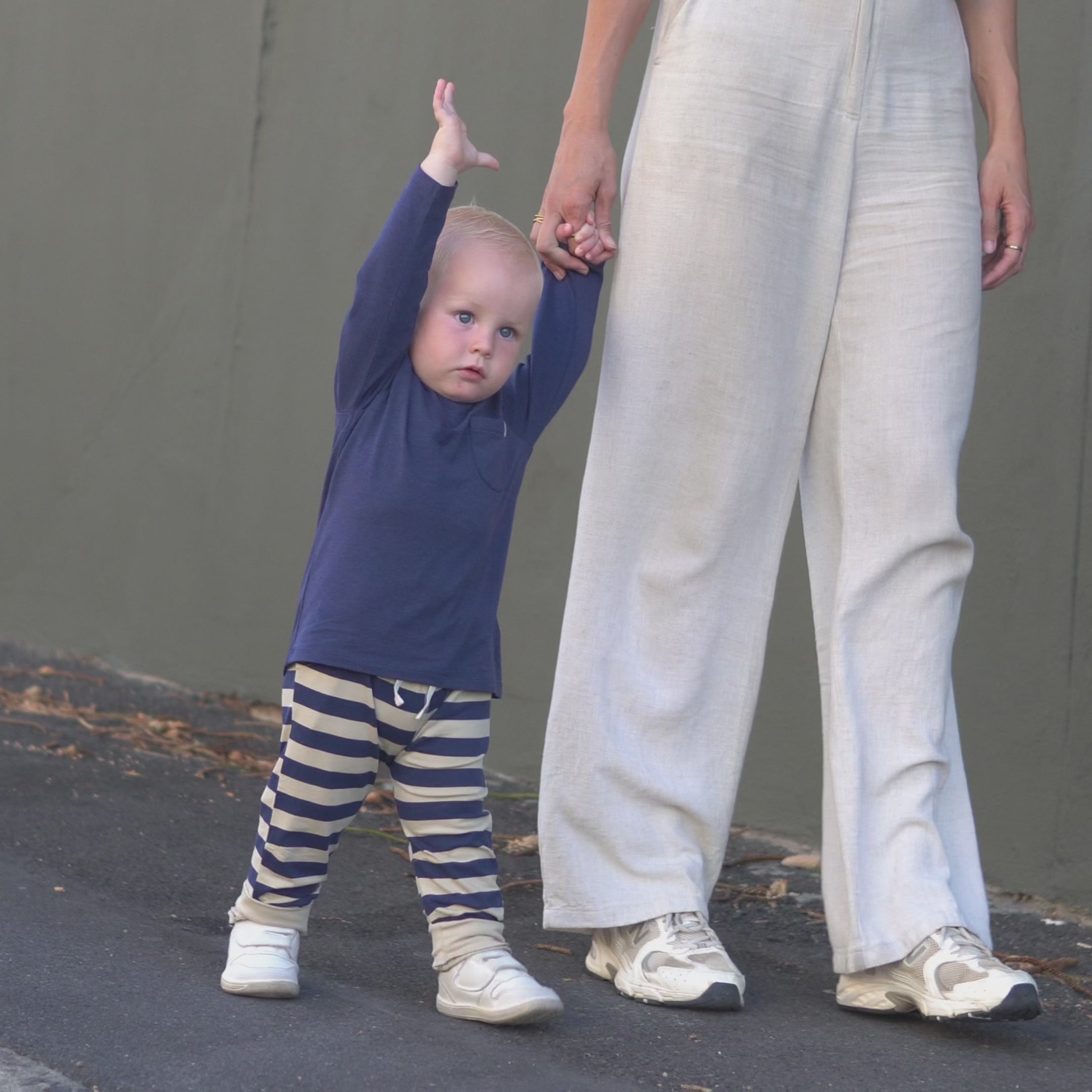 Video laden: Joggingbroek in Navy/Sandy Stripe – UPF 50+