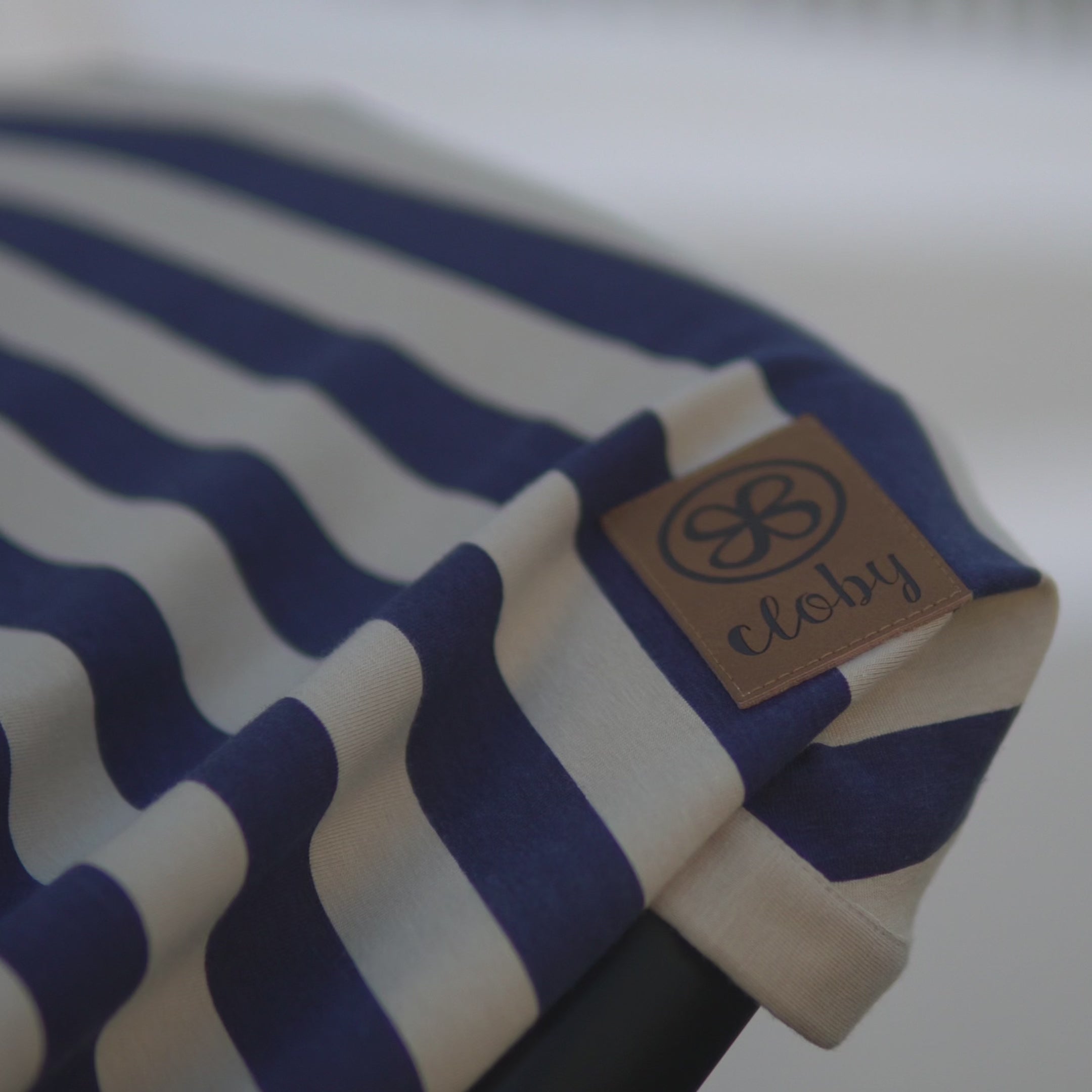 Video laden: UV-Decke in Navy/Sandy Stripe – UPF 50+