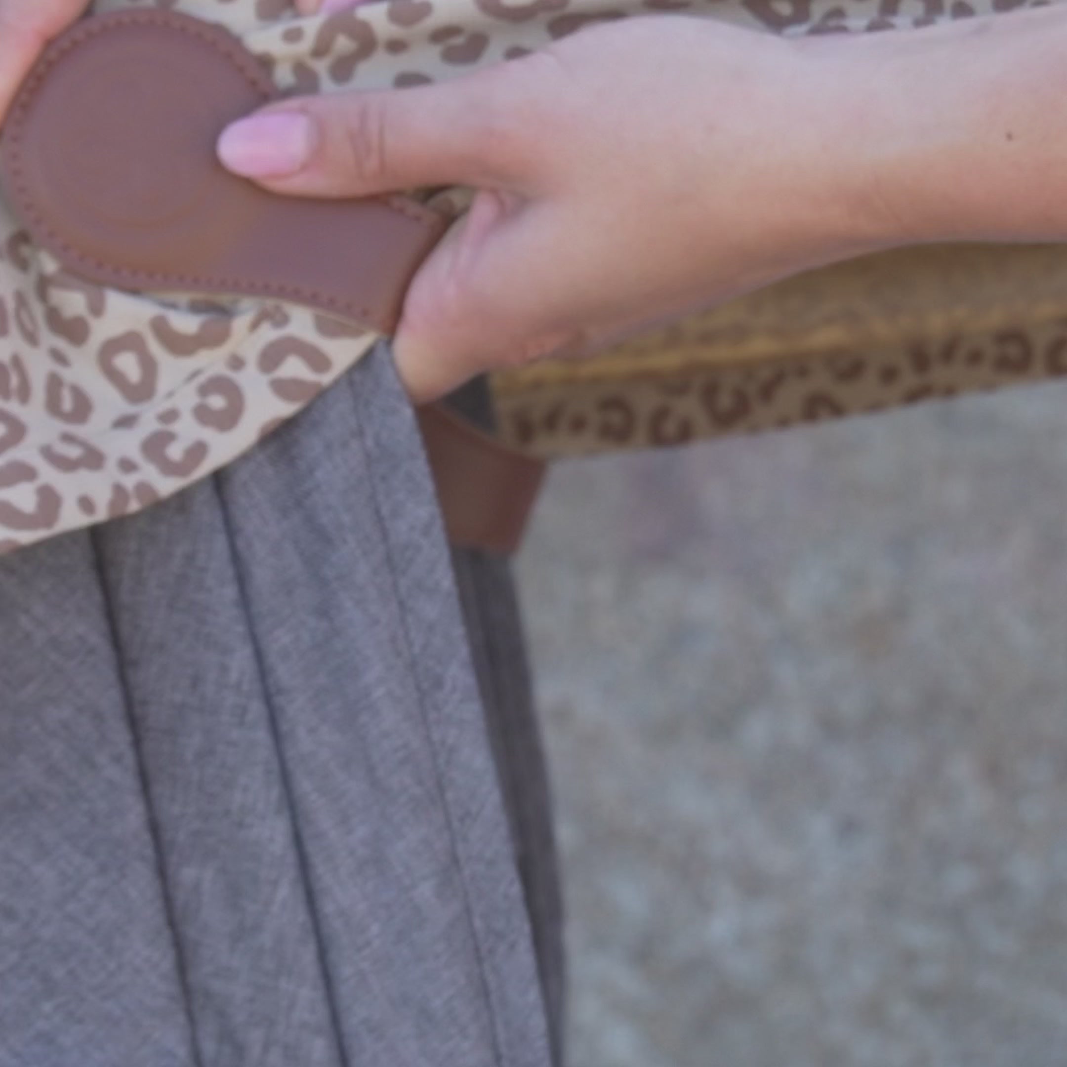 Video laden: UV-Decke in Leopard Brown – UPF 50+