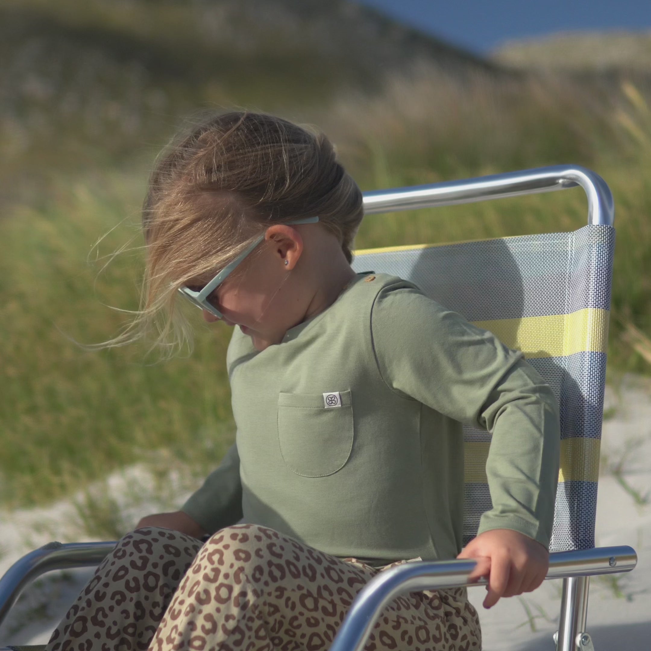 Video laden: Langarmshirt in Olive Green – UPF 50+