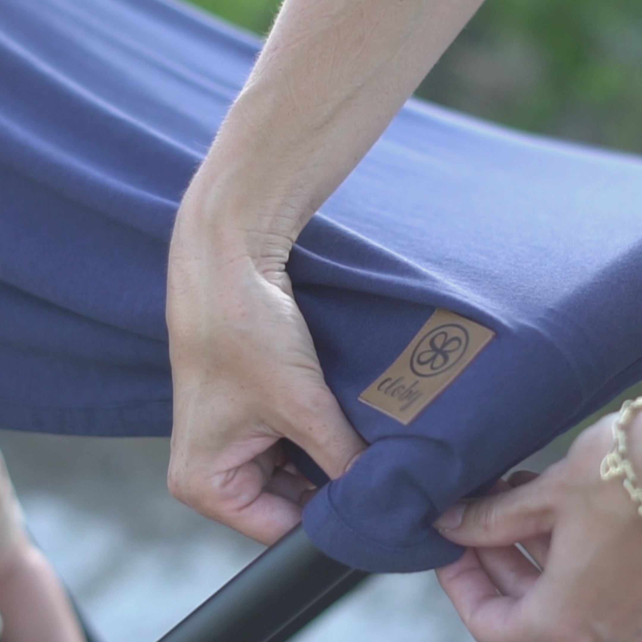 Charger la vidéo : Couverture UV en Navy – UPF 50+
